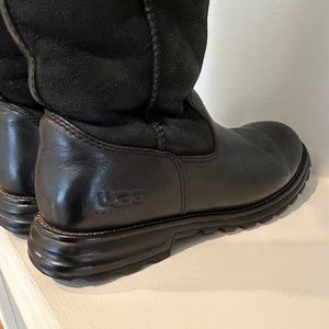 UGG Ladies' Size 8 Black leather and suede boots with black fuzzy lining